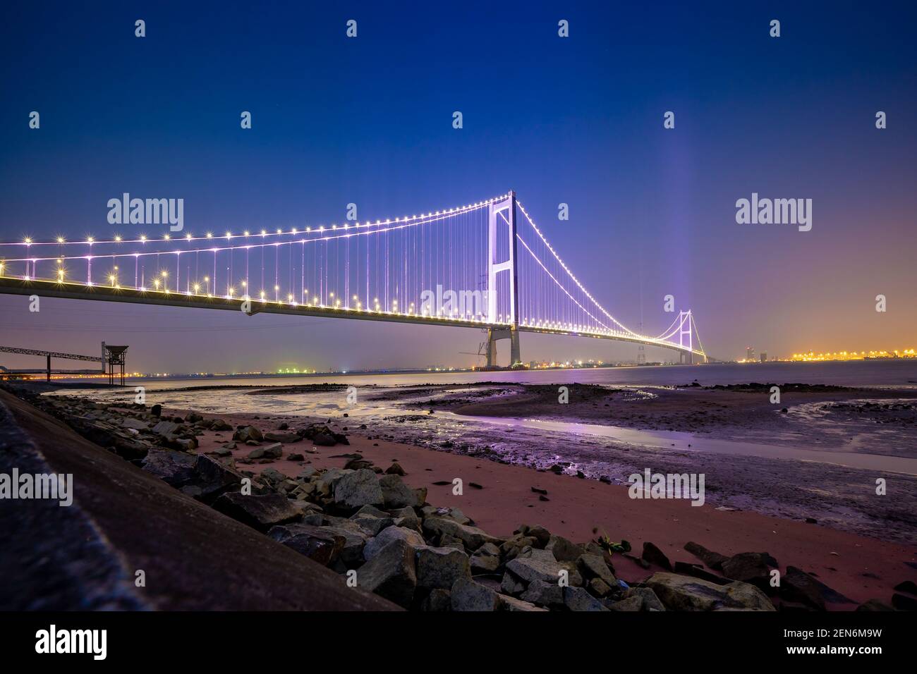 --FILE--il Ponte di Nansha, precedentemente noto come secondo Ponte di Humen, è in costruzione presso l'estuario del Fiume delle Perle nella città di Guangzhou, provincia di Guangdong della Cina meridionale, il 21 marzo 2019. Il Ponte di Nansha ha aperto Martedì nella provincia meridionale di Guangdong, diventando il primo ponte della Cina con una rete 5G, il regolatore di stato-asset del paese ha detto Mercoledì. Come ultimo grande progetto di trasporto nella Grande Bay Area di Guangdong-Hong Kong-Macao, il ponte di 12.89 km ha iniziato a fornire servizi 4G e 5G il giorno in cui è stato aperto, secondo la vigilanza statale sui beni e l'amministrazione Commissi Foto Stock
