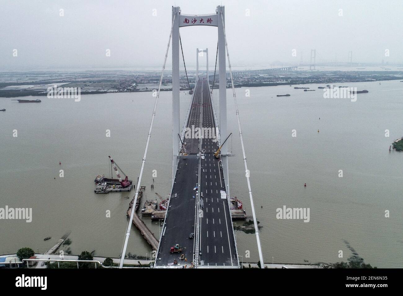 --FILE--il Ponte di Nansha, precedentemente noto come secondo Ponte di Humen, è in costruzione presso l'estuario del Fiume delle Perle nella città di Guangzhou, provincia di Guangdong della Cina meridionale, il 20 marzo 2019. Il Ponte di Nansha ha aperto Martedì nella provincia meridionale di Guangdong, diventando il primo ponte della Cina con una rete 5G, il regolatore di stato-asset del paese ha detto Mercoledì. Come ultimo grande progetto di trasporto nella Grande Bay Area di Guangdong-Hong Kong-Macao, il ponte di 12.89 km ha iniziato a fornire servizi 4G e 5G il giorno in cui è stato aperto, secondo la vigilanza statale sui beni e l'amministrazione Commissi Foto Stock