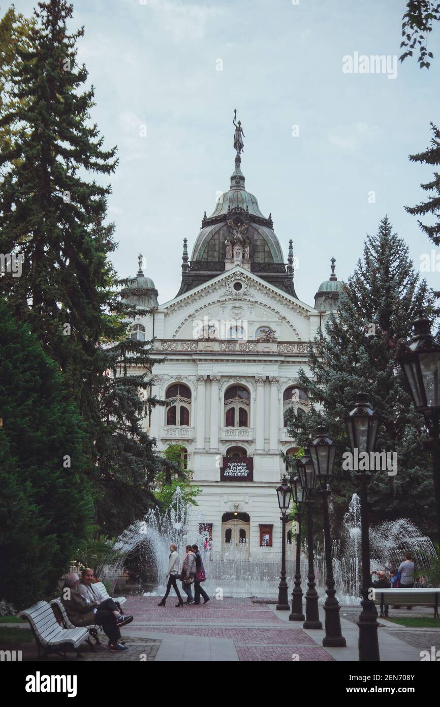 Kosice, Slovacchia - Settembre, 2016: Teatro dell'Opera di Stato nella Città Vecchia di Kosice sulla piazza principale o Hlavna. L'edificio rappresentativo è stato costruito a Neo- Foto Stock