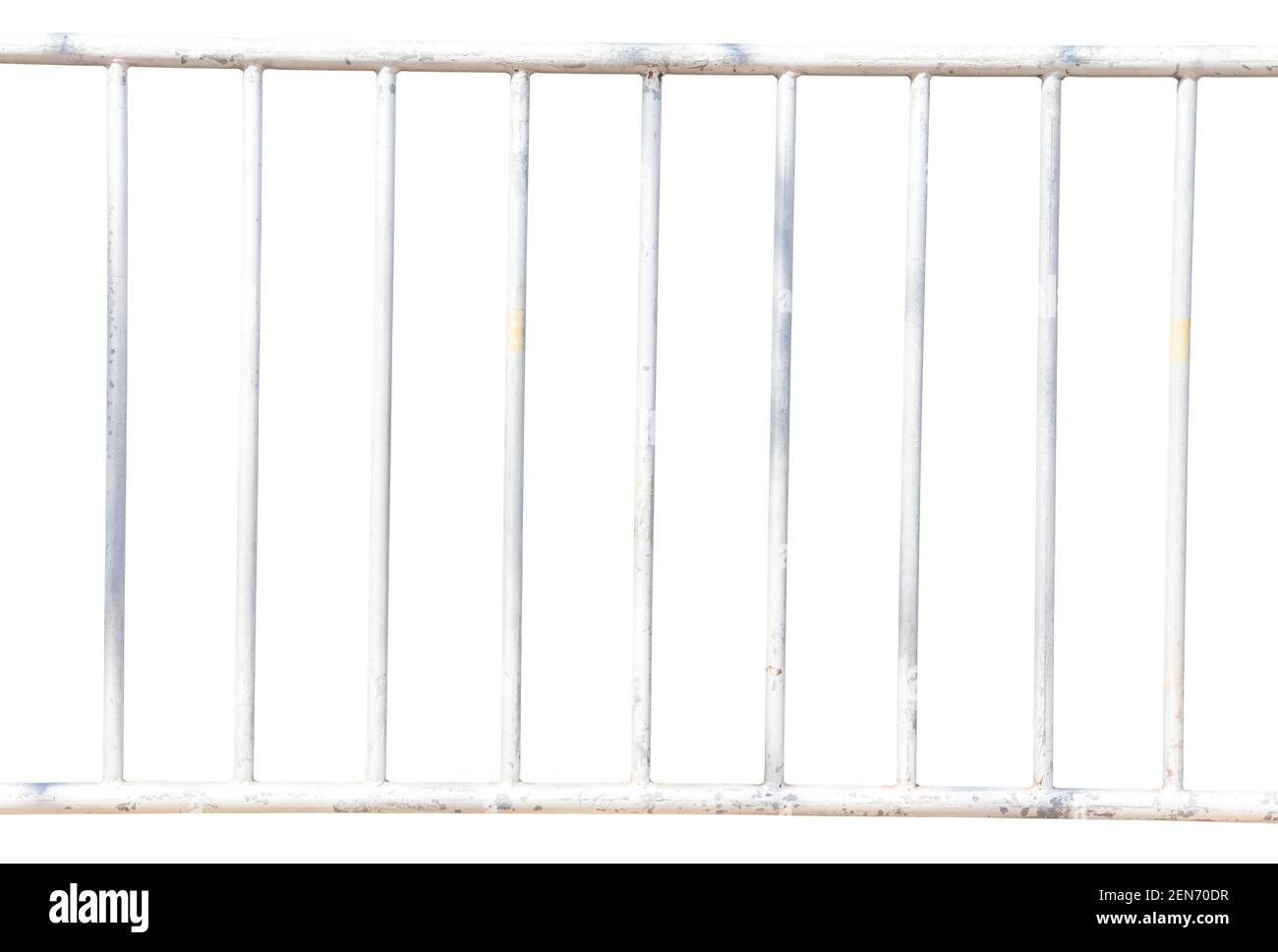 La recinzione di ferro è bianca isolata su sfondo bianco con percorso di ritaglio, ferro guida. Foto Stock