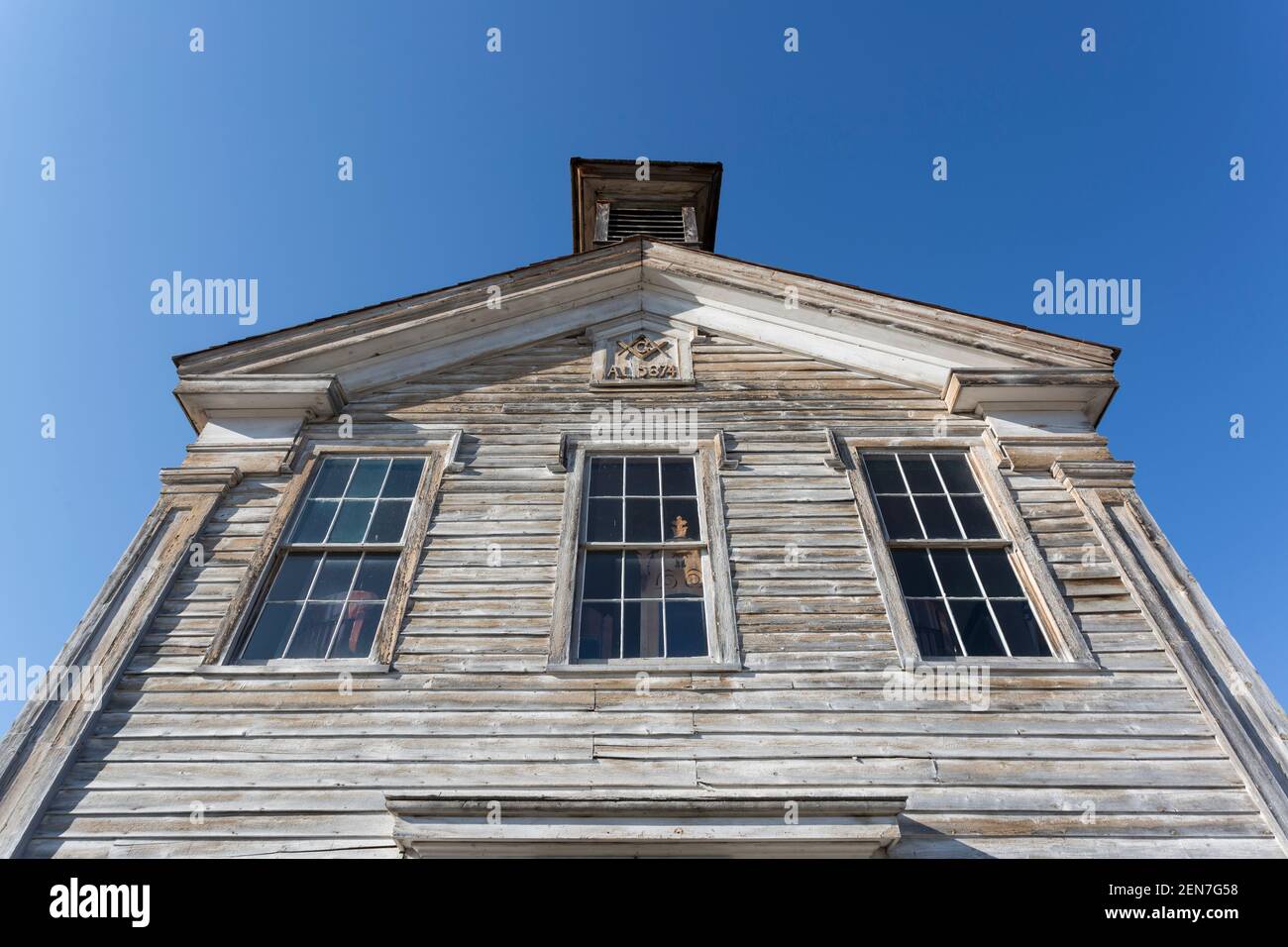 Vista della Masonic Lodge School House lungo la Main Street nella città fantasma di Bannack nella contea di Beaverhead, Montana. Fondata nel 1862 e dichiarata Foto Stock