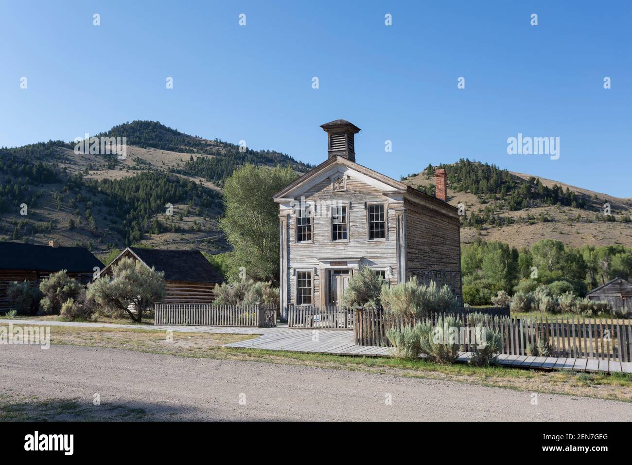 Vista della Masonic Lodge School House lungo la Main Street nella città fantasma di Bannack nella contea di Beaverhead, Montana. Fondata nel 1862 e dichiarata Foto Stock