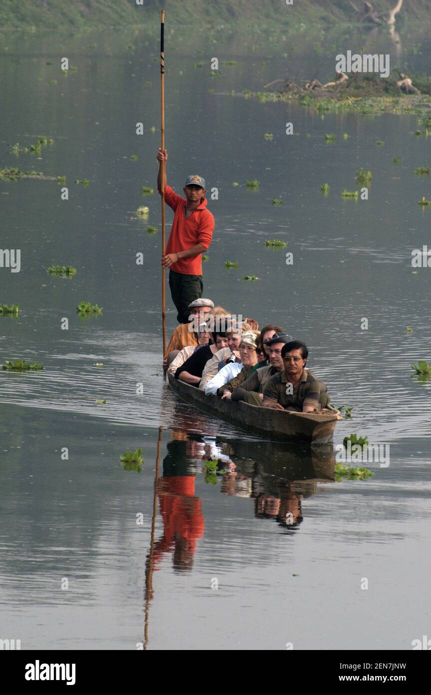 Escursione di avvistamento dei giochi di prima mattina a bordo di una canoa scavata sul Fiume Rapti nel Parco Nazionale di Chitwan, sul confine meridionale del Nepal Foto Stock