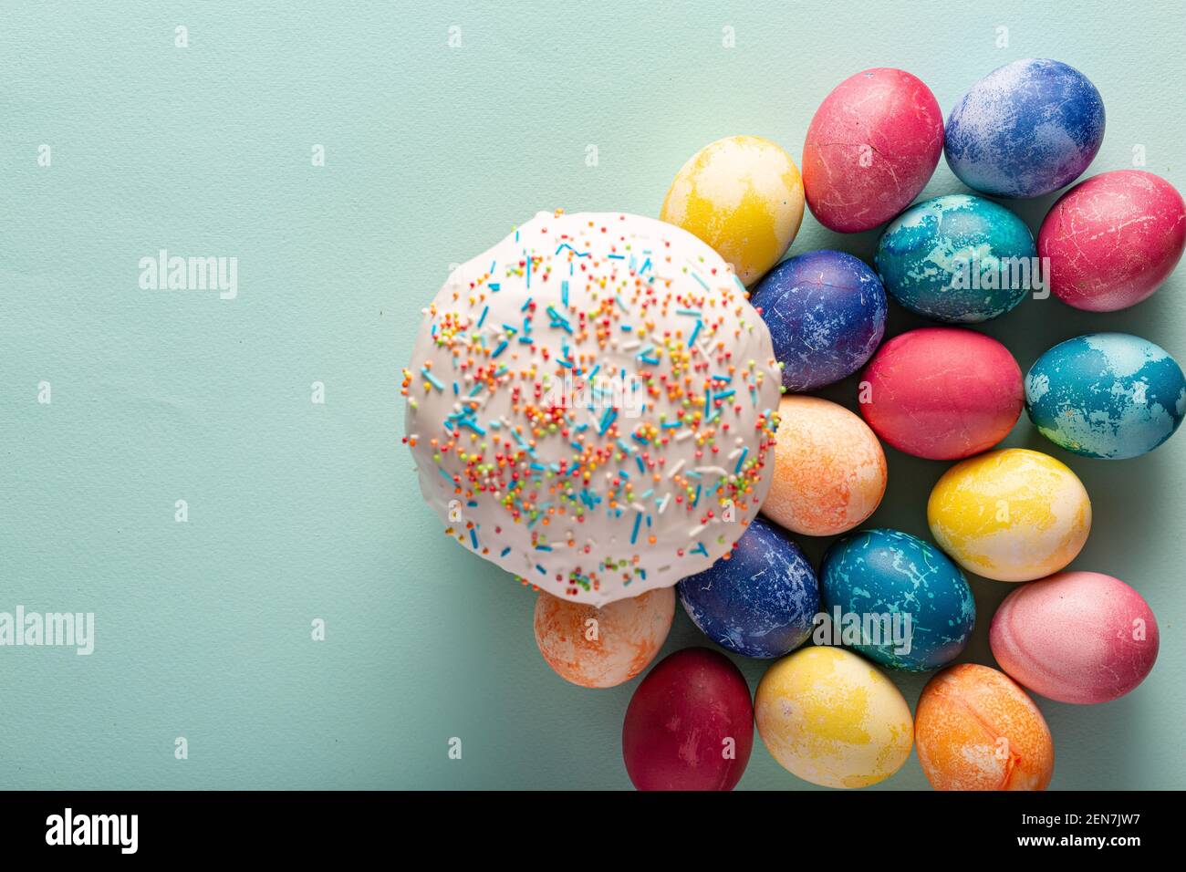 Carta minimalista torta di Pasqua e pasqua. Foto Stock