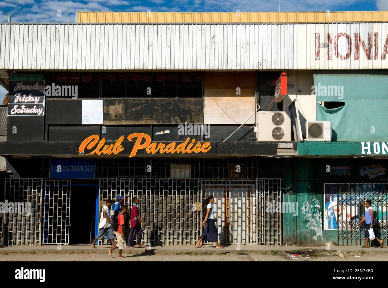 Prime impressioni del Club Paradise nightclub belie il suo nome, in Mendana Avenue, la strada principale di Honiara, la capitale delle Isole Salomone Foto Stock