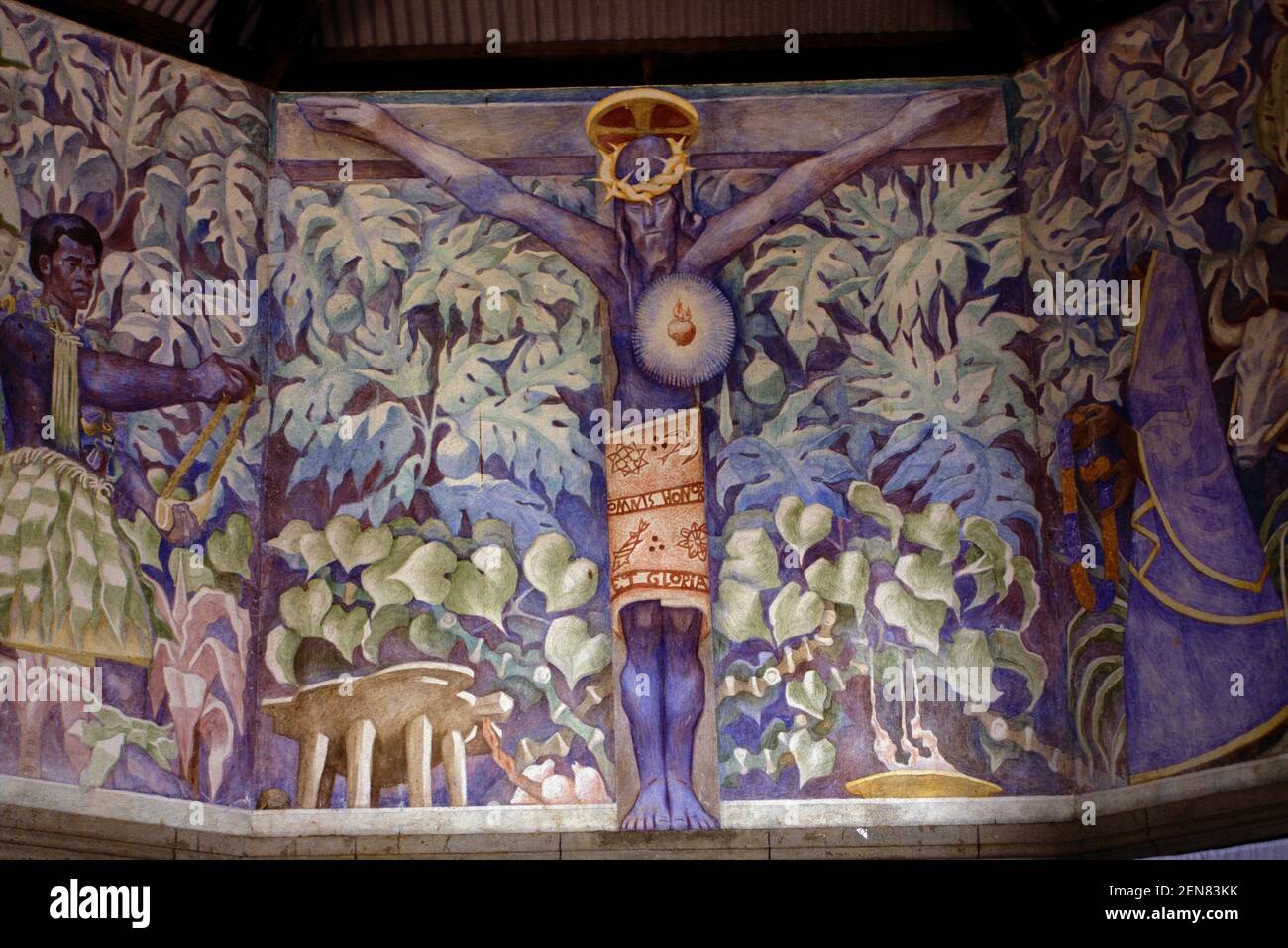 Murale di Cristo nero (1962) di Jean Charlot nella Chiesa di San Francesco Saverio alla Missione Cattolica di Naiserelagi, viti Levu, Nord-Est, Figi Foto Stock