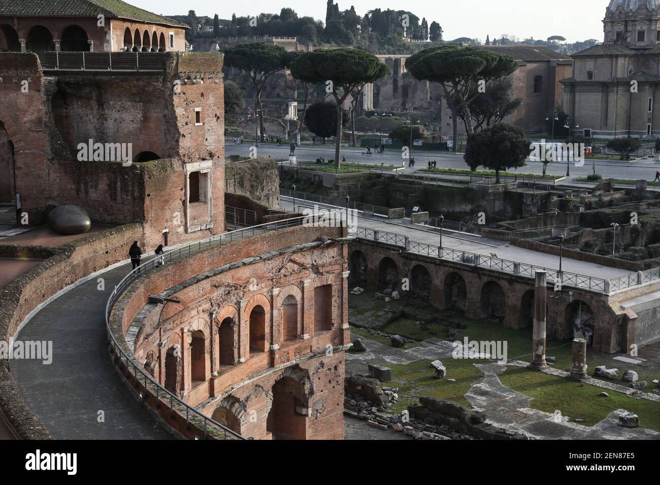 Roma, Italia. Febbraio 25 2021: I visitatori camminano nel mercato Traiano di Roma, 22 febbraio 2021. Con l'alleggerimento delle restrizioni del coronavirus, musei e siti culturali riaperti dal 1 febbraio in gran parte d'Italia con nuovi protocolli di monitoraggio della salute. L'unica cosa che mancava erano i turisti. Ci sono stati diversi fattori dietro il basso numero di visitatori, secondo i media report, che vanno dalla difficoltà economica alle preoccupazioni per la salute, al fatto che i biglietti devono essere acquistati in anticipo online. Credit: Xinhua/Alamy Live News Foto Stock