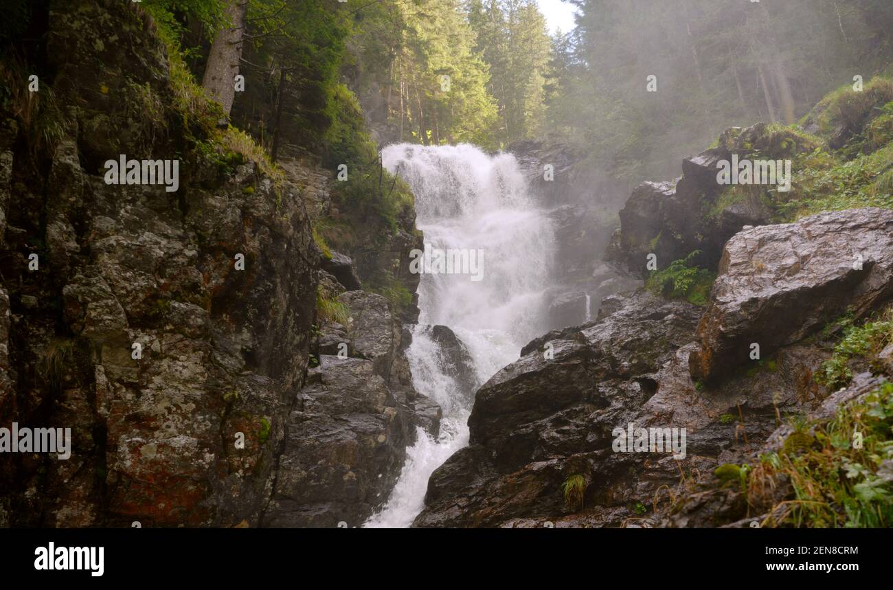 Vista panoramica di una cascata nella foresta Foto Stock