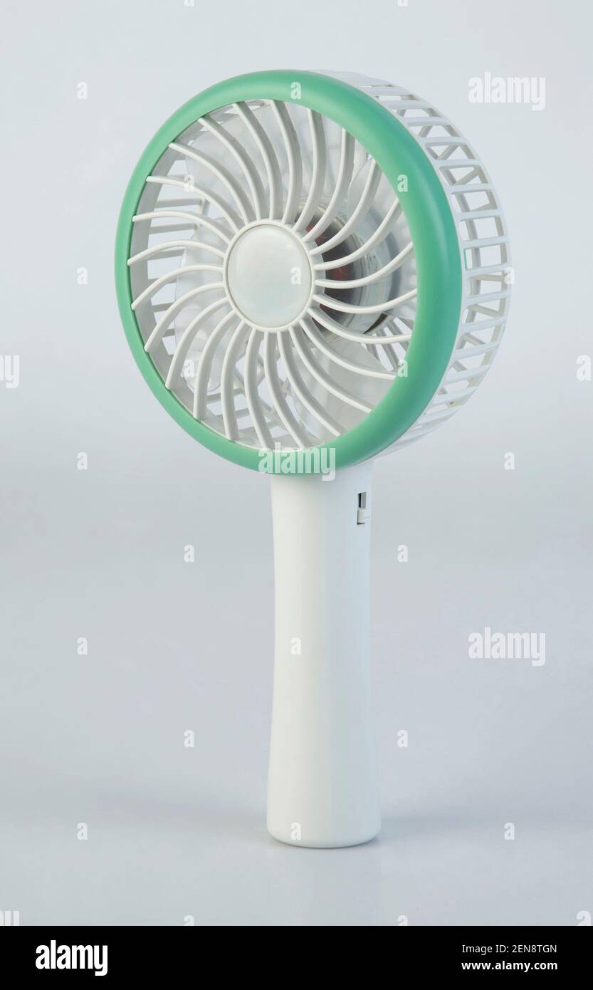 Mini ventola portatile ricaricabile isolata su sfondo bianco Foto Stock