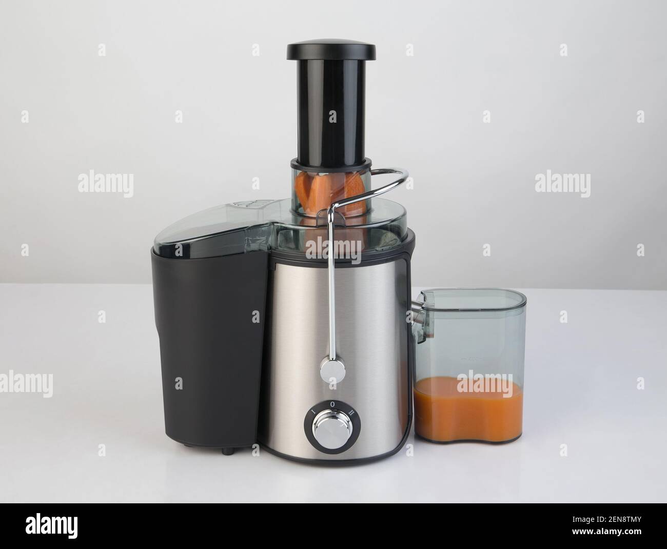 Macchina separatrice per residui e fibre con succo di carota isolato all'interno su sfondo bianco Foto Stock