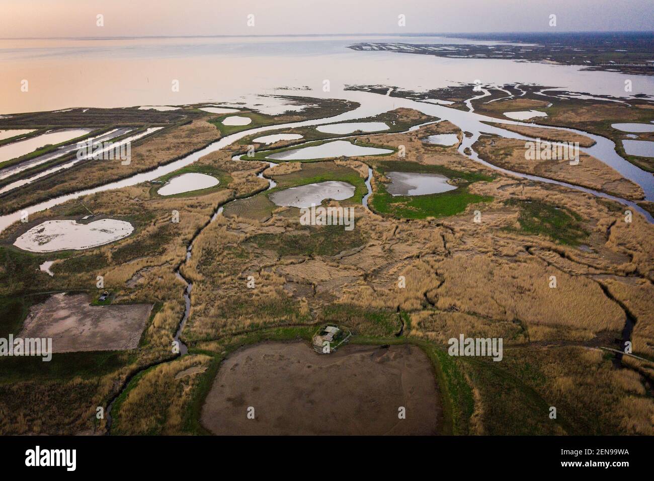 Veduta aerea del Bacino di Arcachon, Audenge e Biganos, il delta del fiume Eyre al tramonto Foto Stock