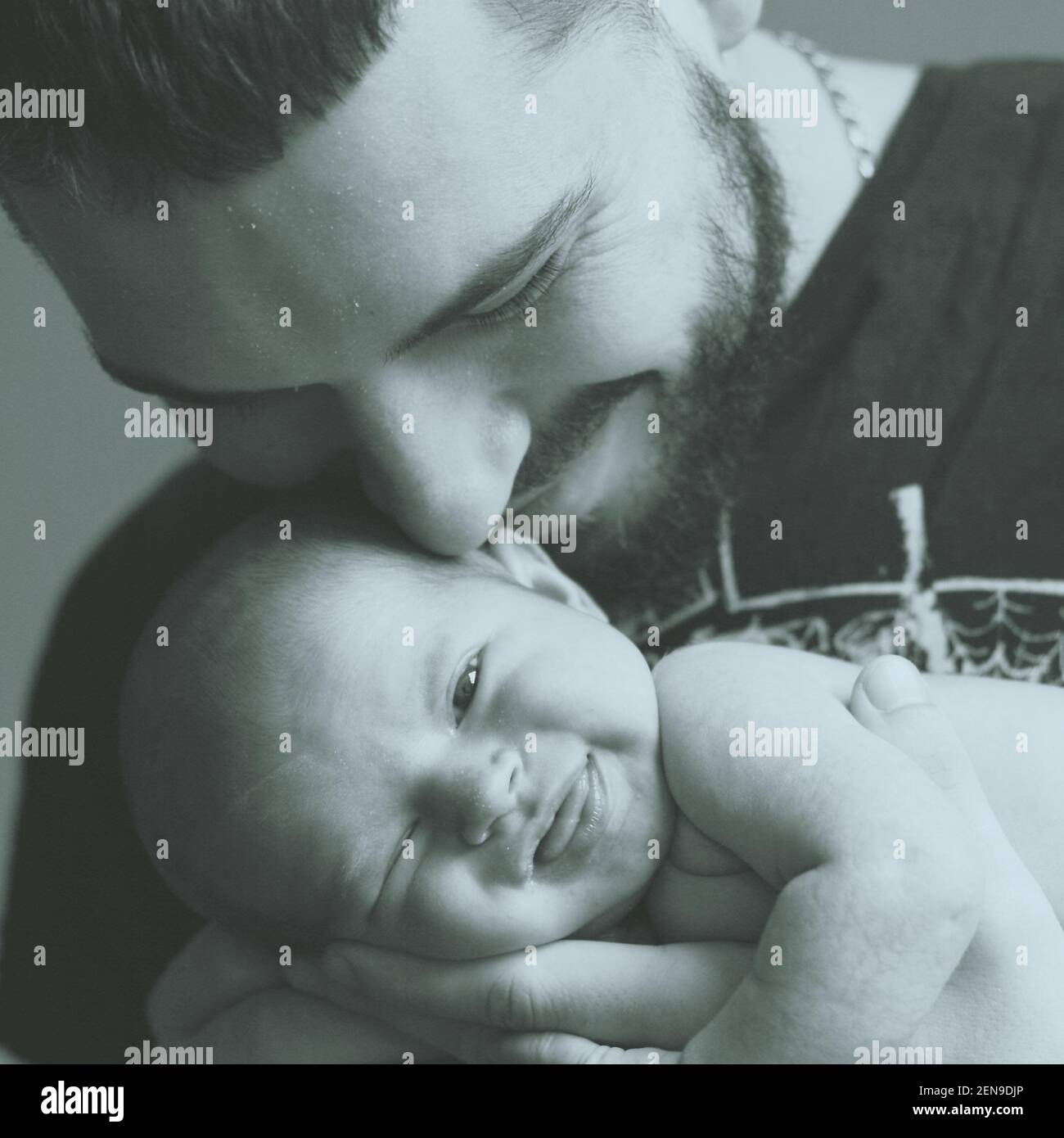 Il delicato tocco delle mani del padre al neonato. Amore del Padre Foto Stock
