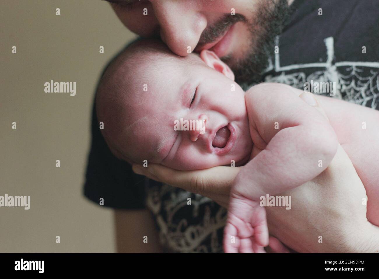 Il delicato tocco delle mani del padre al neonato. Amore del Padre Foto Stock