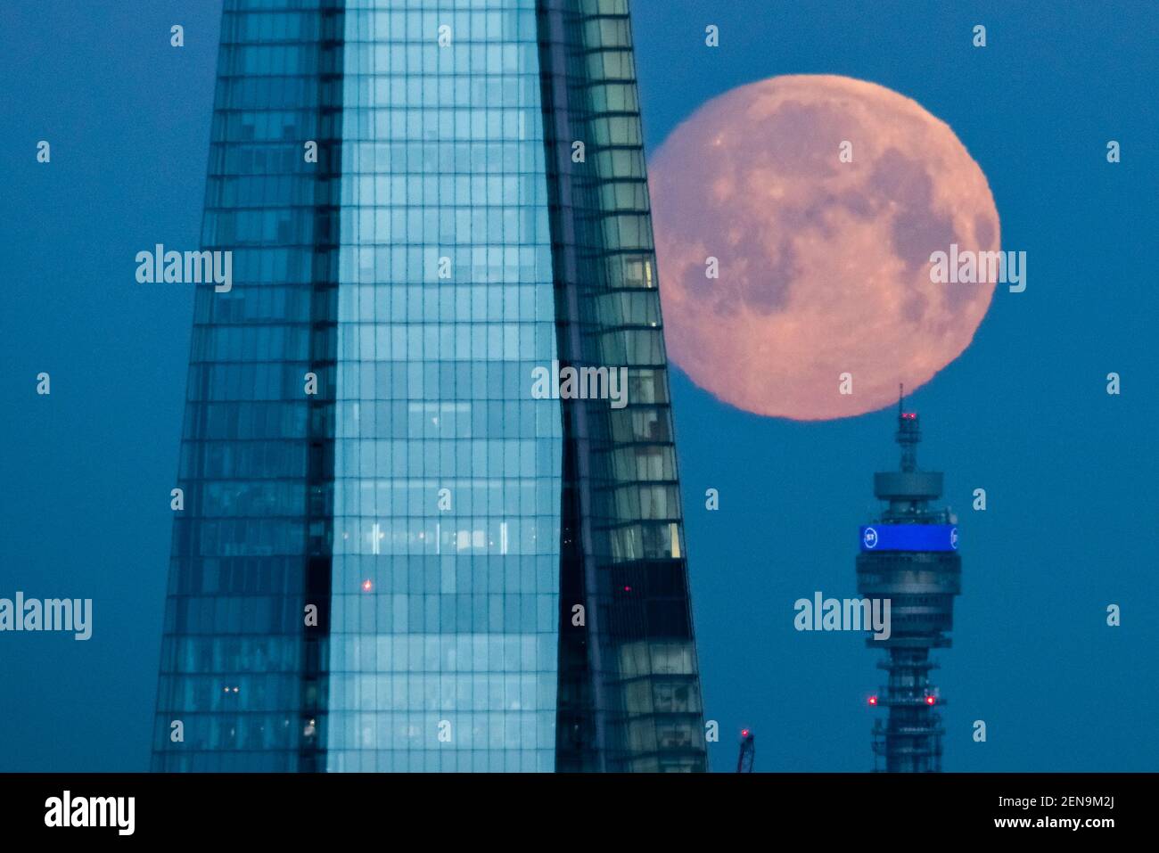 Londra, Regno Unito. 26 Feb 2021. UK Weather: A Waxing Gibbous 97.8% vicino alla luna piena set nelle ore mattutine del Venerdì vicino al grattacielo Shard edificio. Credit: Guy Corbishley/Alamy Live News Foto Stock