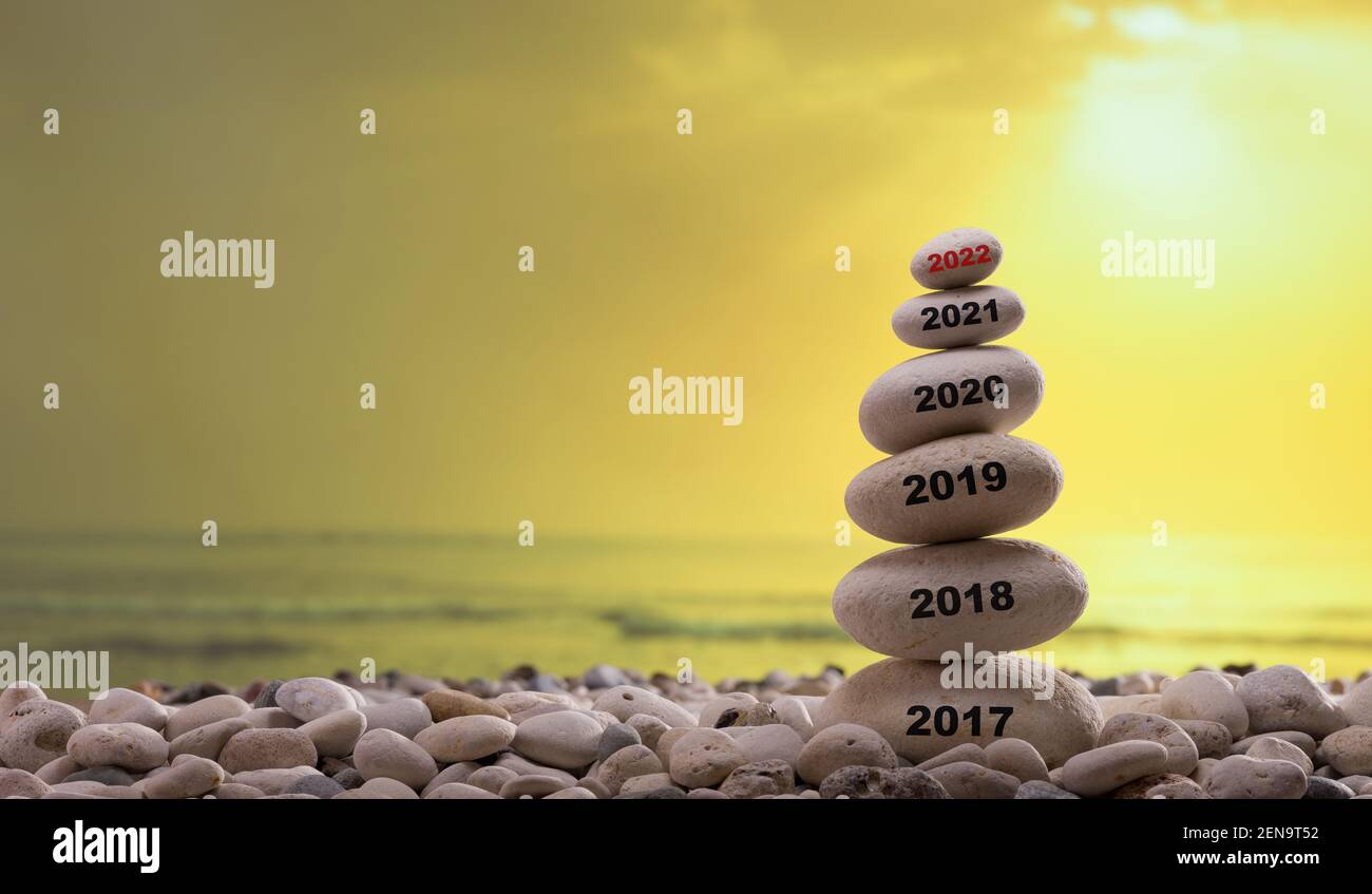 Anni scritti sulla torre di pietra. Dati dell'anno dal 2017 al 2022. Tramonto sullo sfondo Foto Stock