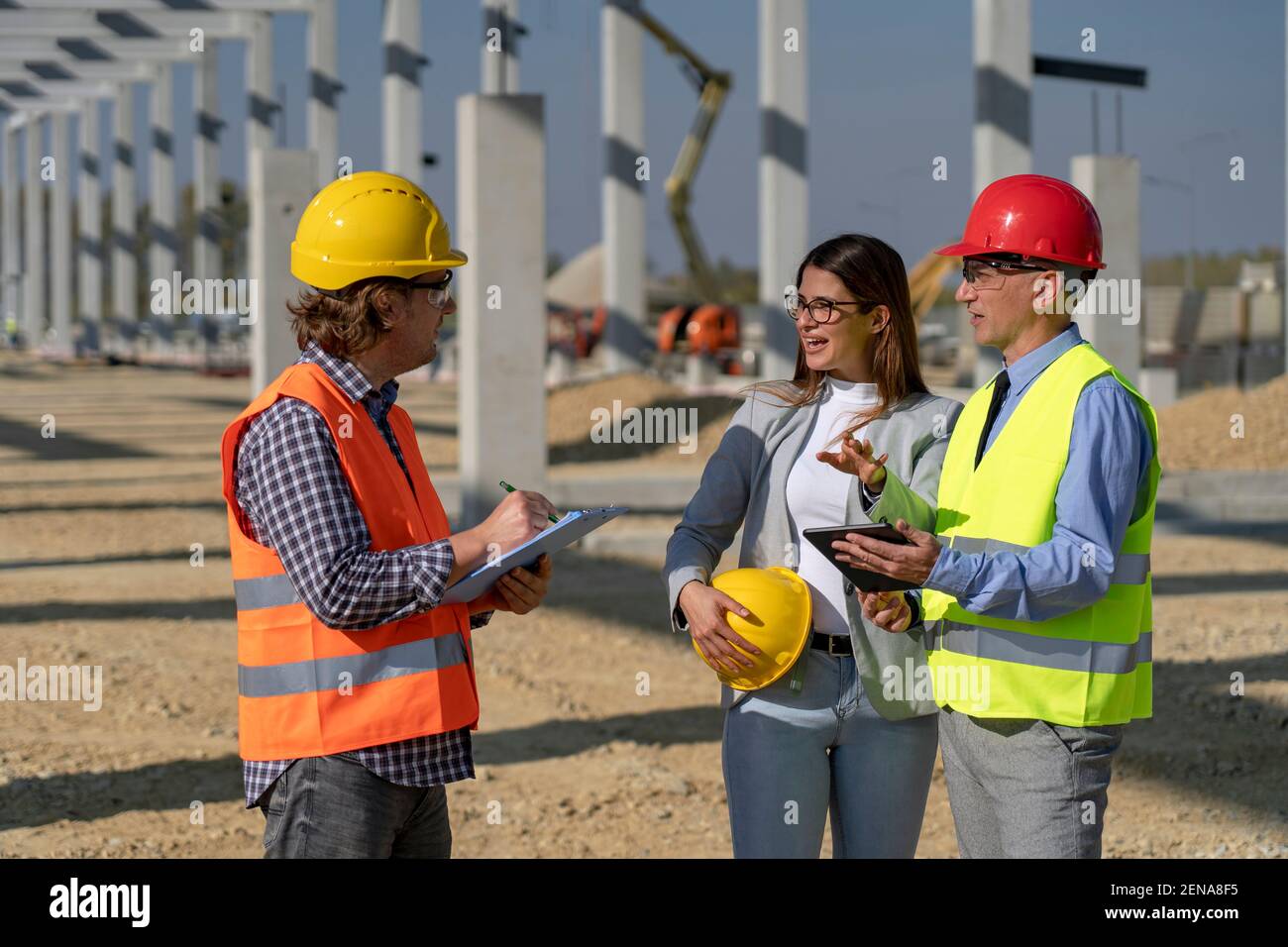 Project Management e Field Crew Meeting sul cantiere. Business, Building, Teamwork e People Concept. Foto Stock