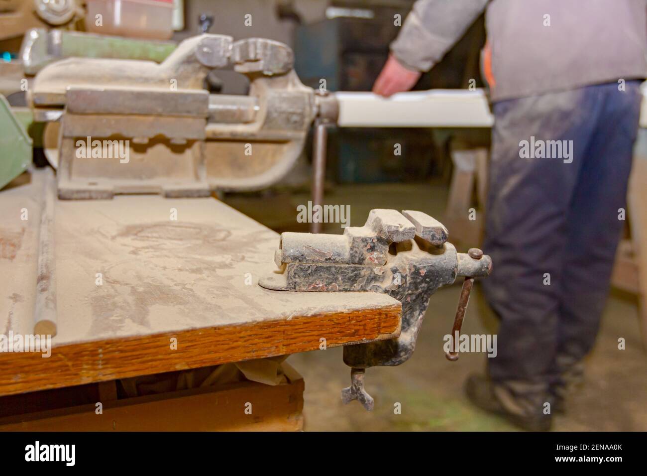 Pinze a morsa industriali posizionate in officina per sostenere lavori difficili. Attrezzi per il fissaggio e lo schiacciamento Foto Stock