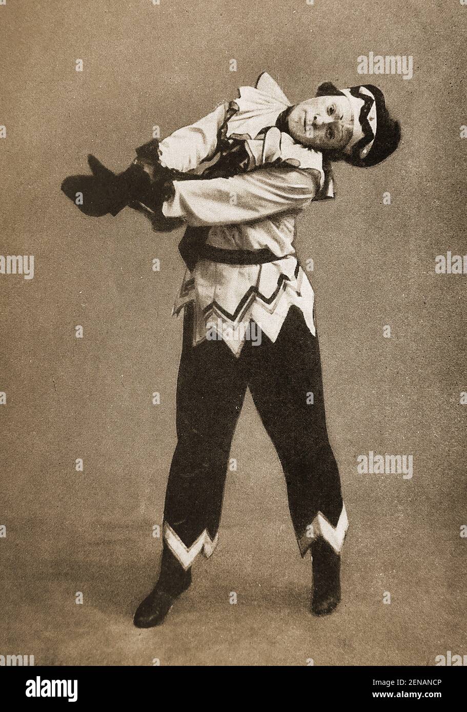Il ballerino e coreografo Vaslav Nijinsky (1890-1950) in 'Petrouchkaa' (aka Petrushka) scritto da Igor Stravinsky ) è nato a Kiev, in Russia (ora in Ucraina) ma si è considerato polacco perché i suoi genitori erano entrambi polacchi. È considerato da molti il più grande ballerino maschile degli inizi del XX secolo. Durante la prima guerra mondiale fu internato a Budapest, in Ungheria, e rimase agli arresti domiciliari fino al 1916. Foto Stock