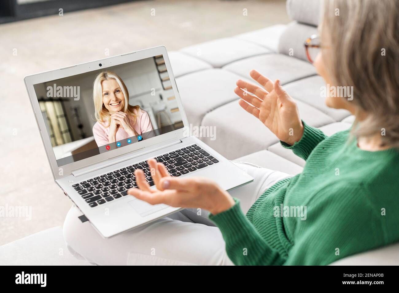 Felice donna di mezza età in videochiamata con giovane figlia cresciuta donna, a lunga distanza, parlando, chattando sulla vita, lavoro, famiglia, tempo di qualità insieme, stare a casa a quarantena Foto Stock