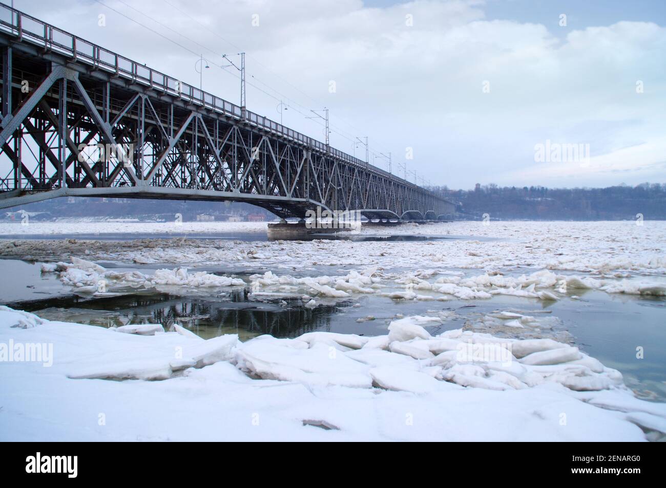 Il ghiaccio galleggia contro il ponte di acciaio sul fiume. Condizioni pericolose in inverno. Foto Stock