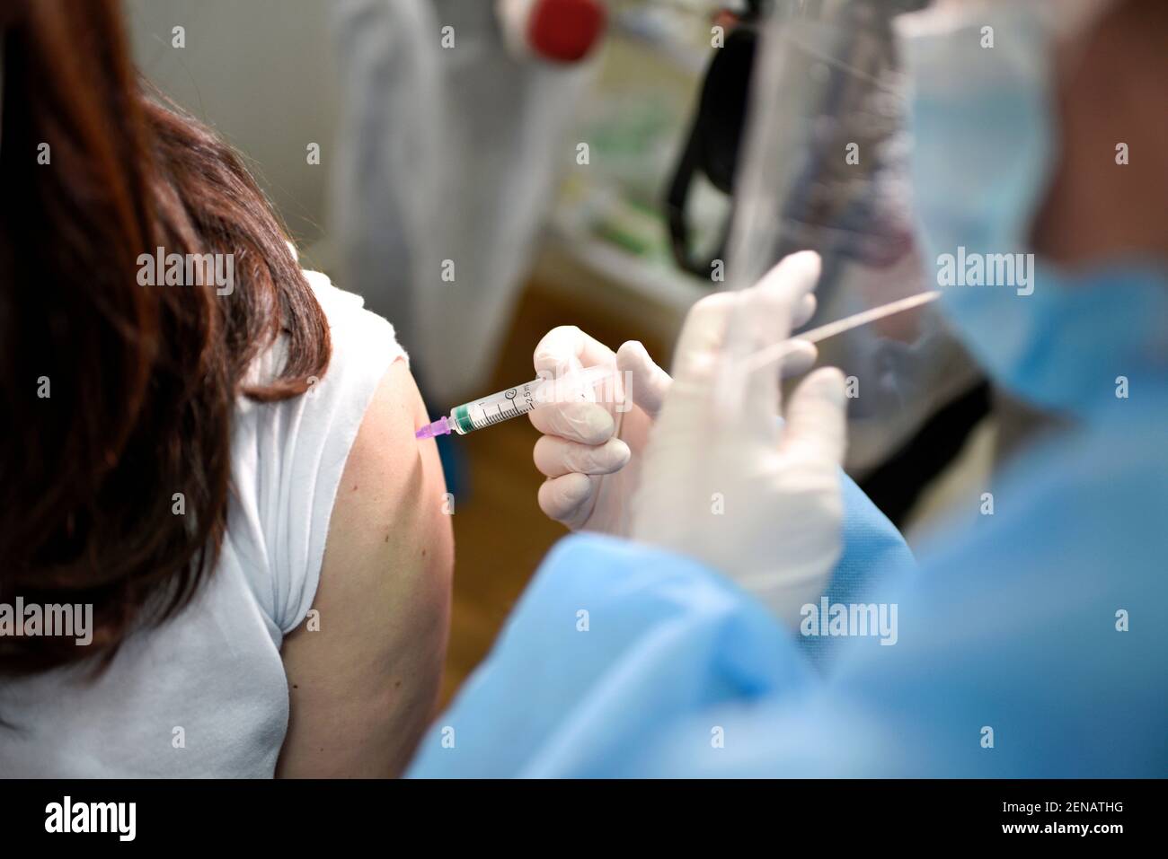 Non esclusivo: LVIV, UCRAINA - 25 FEBBRAIO 2021 - UN operatore sanitario sta vaccinando con il vaccino anti-coronavirus Oxford/AstraZeneca (Covisield) Foto Stock