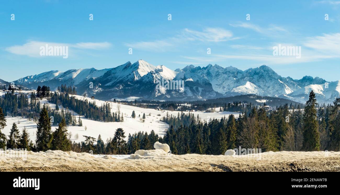 Panorama dei monti Tatra , parte orientale, in inverno, visto da una strada a Bukowina Tatrzanska in Polonia Foto Stock