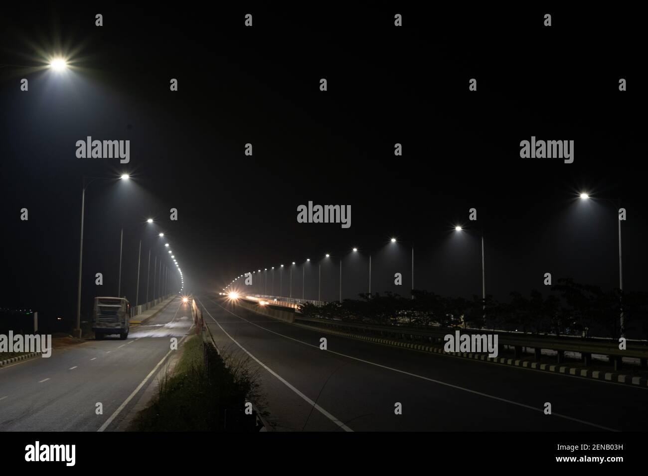 Strada autostradale notturna in Bangladesh Foto Stock