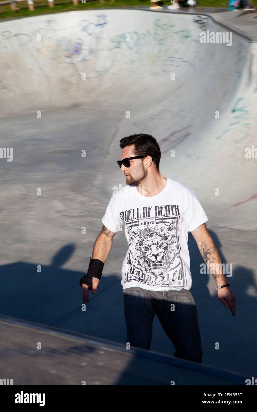 Skate boarders di media età nel parco di skate Clissoled Park Hackney Foto Stock