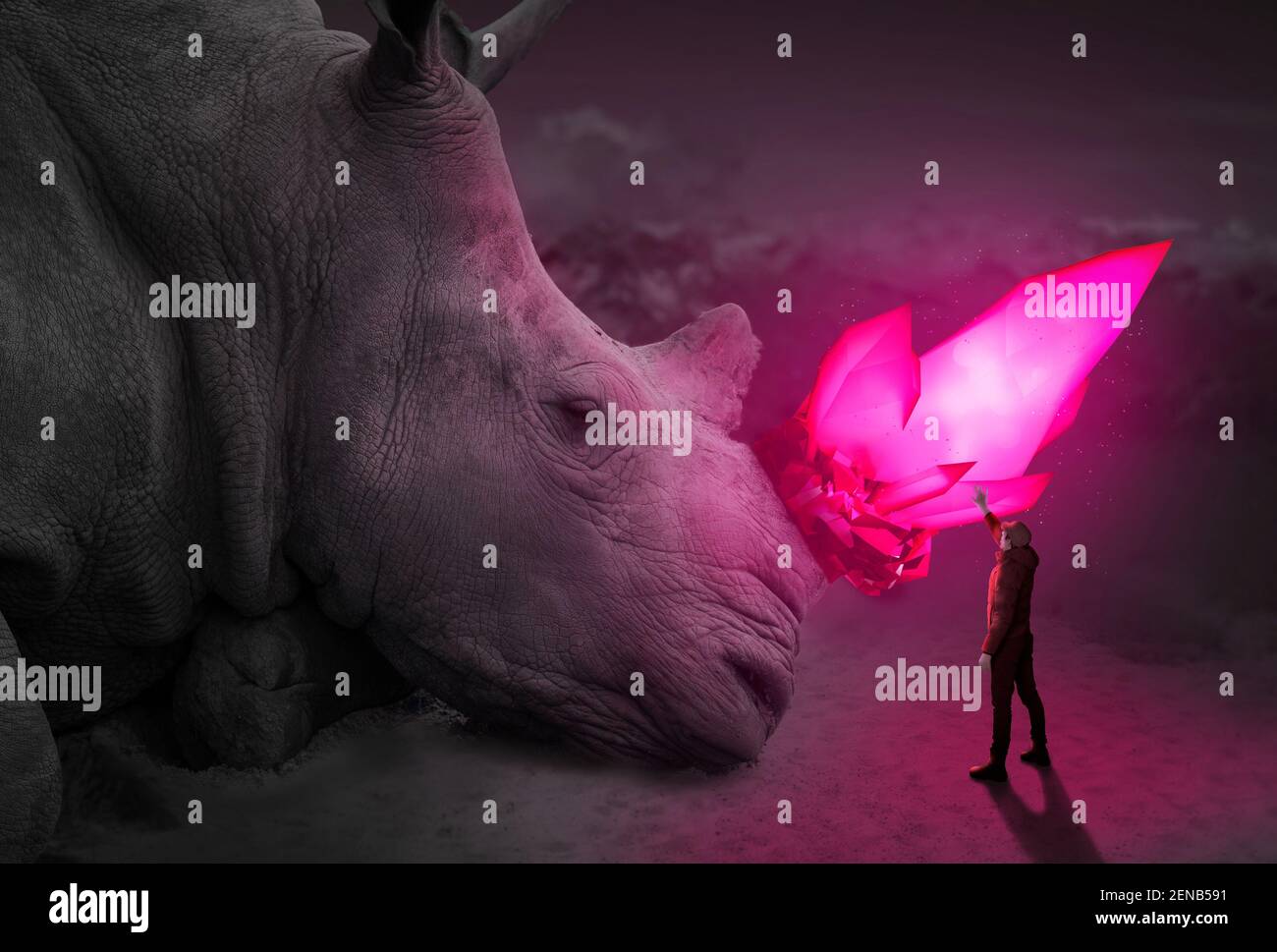 L'uomo ha un incontro irreale con il gigante Rhino, cristallo rosa incandescente Foto Stock