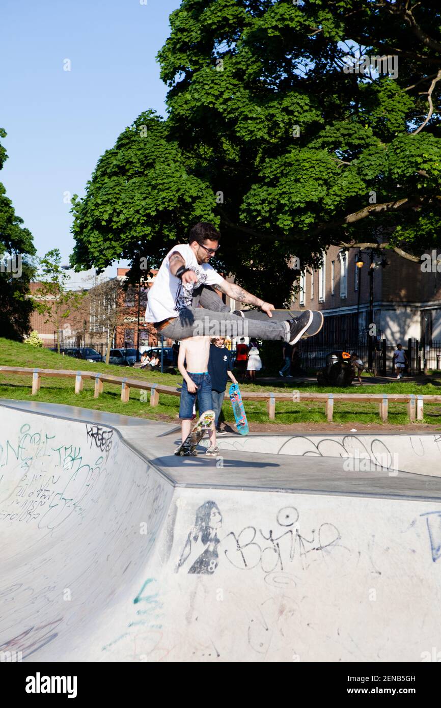 Skate boarders di media età nel parco di skate Clissoled Park Hackney Foto Stock