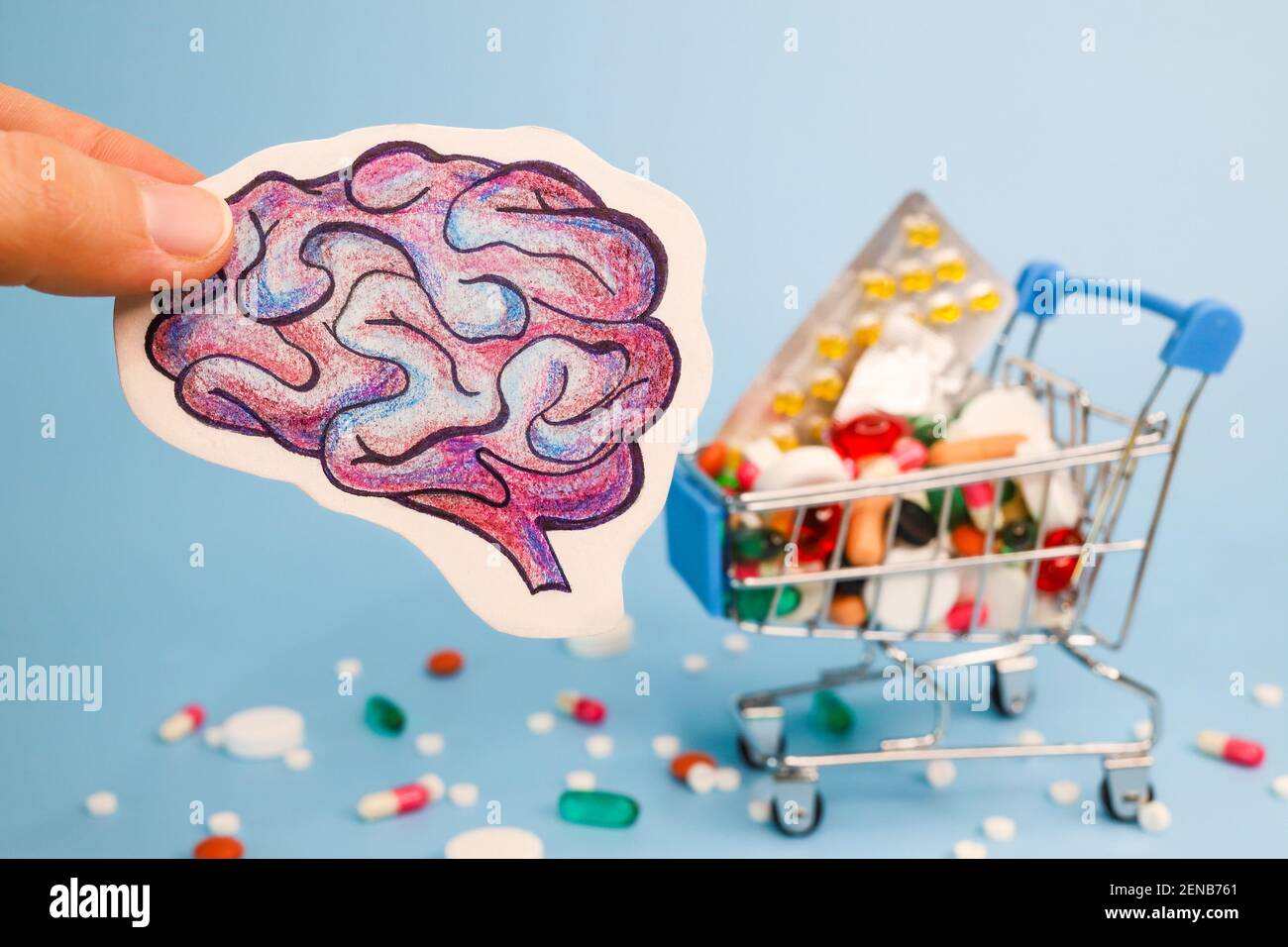 Trattamento e prevenzione malattie cerebrali con varietà di pillole: Antibiotici, vitamine, antidolorifici, antidepressivi. Disegno di cervello umano in mano aga Foto Stock