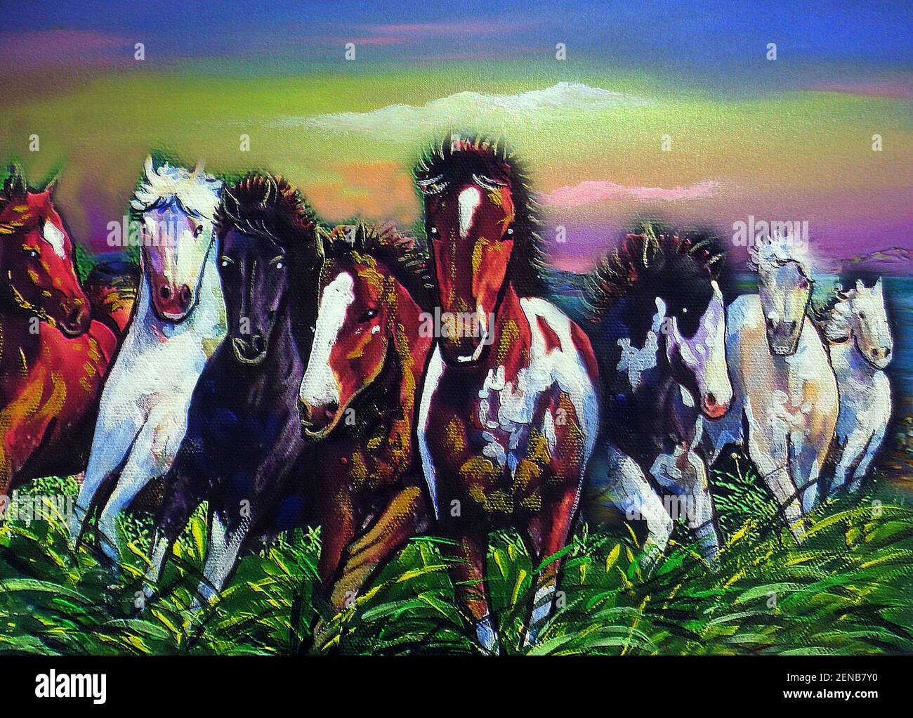 Questo dipinto ad olio di otto cavalli correva attraverso il campo erboso con un luminoso cielo serale. Foto Stock
