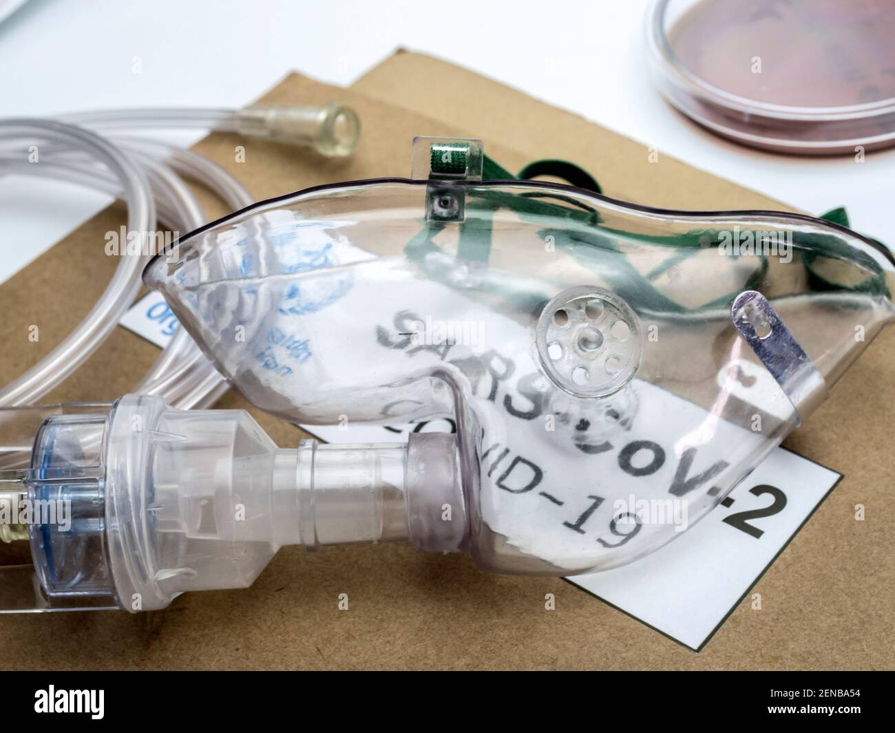 Maschera ossigeno e nebulizzatori pronti per l'applicazione, immagine concettuale Foto Stock