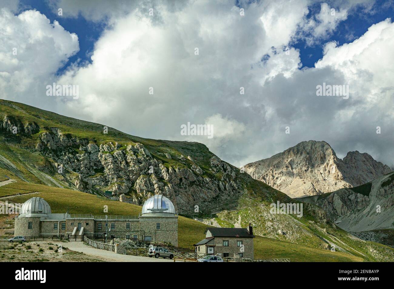 Osservatorio astronomico di campo Imperatore nel Parco Nazionale del Gran Sasso e dei Monti della Laga. Il Corno Grande è illuminato sullo sfondo. Foto Stock