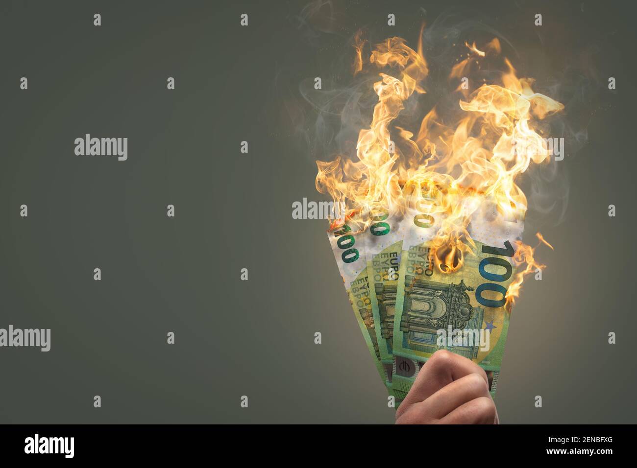 Denaro in fiamme - banconote da 100 euro in fiamme Foto Stock