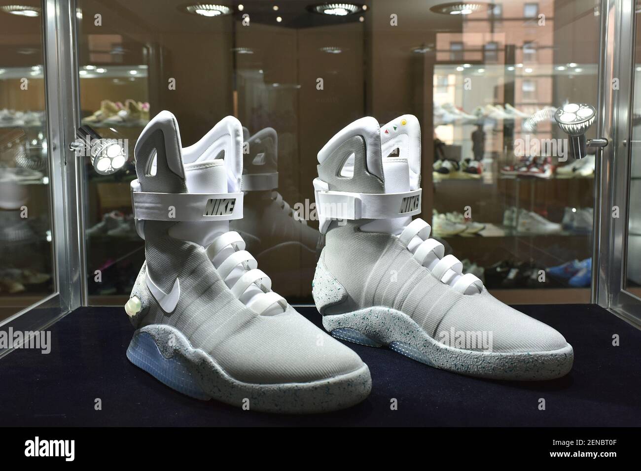 Un paio di 2016 autorlaccianti Nike Mags "Back to the Future II" alla  collezione Sotheby's & Stadium Goods Ultimate Sneaker con 100 delle più  raest sneaker prodotte, New York, NY, 22 luglio