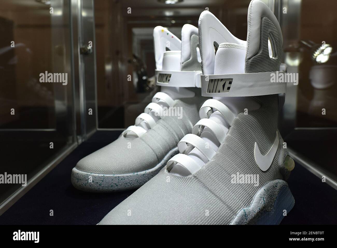 Un paio di 2016 autorlaccianti Nike Mags "Back to the Future II" alla  collezione Sotheby's & Stadium Goods Ultimate Sneaker con 100 delle più  raest sneaker prodotte, New York, NY, 22 luglio