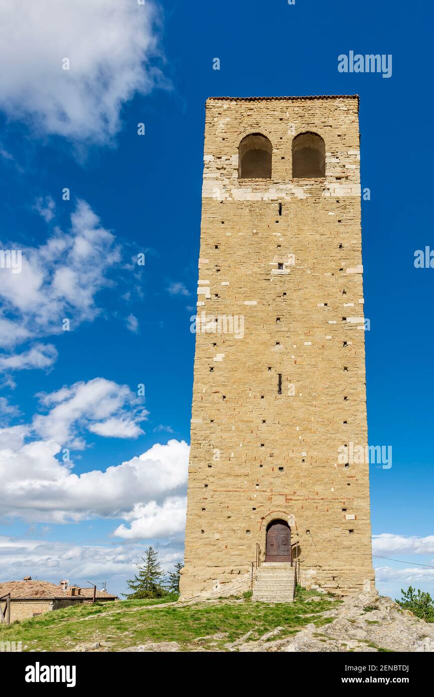 La Torre Civica di San Leo, Rimini, in una giornata di sole Foto Stock