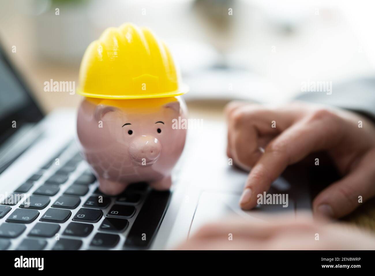 Piggy Bank con Hard Hat o Safety Construction Security Foto Stock