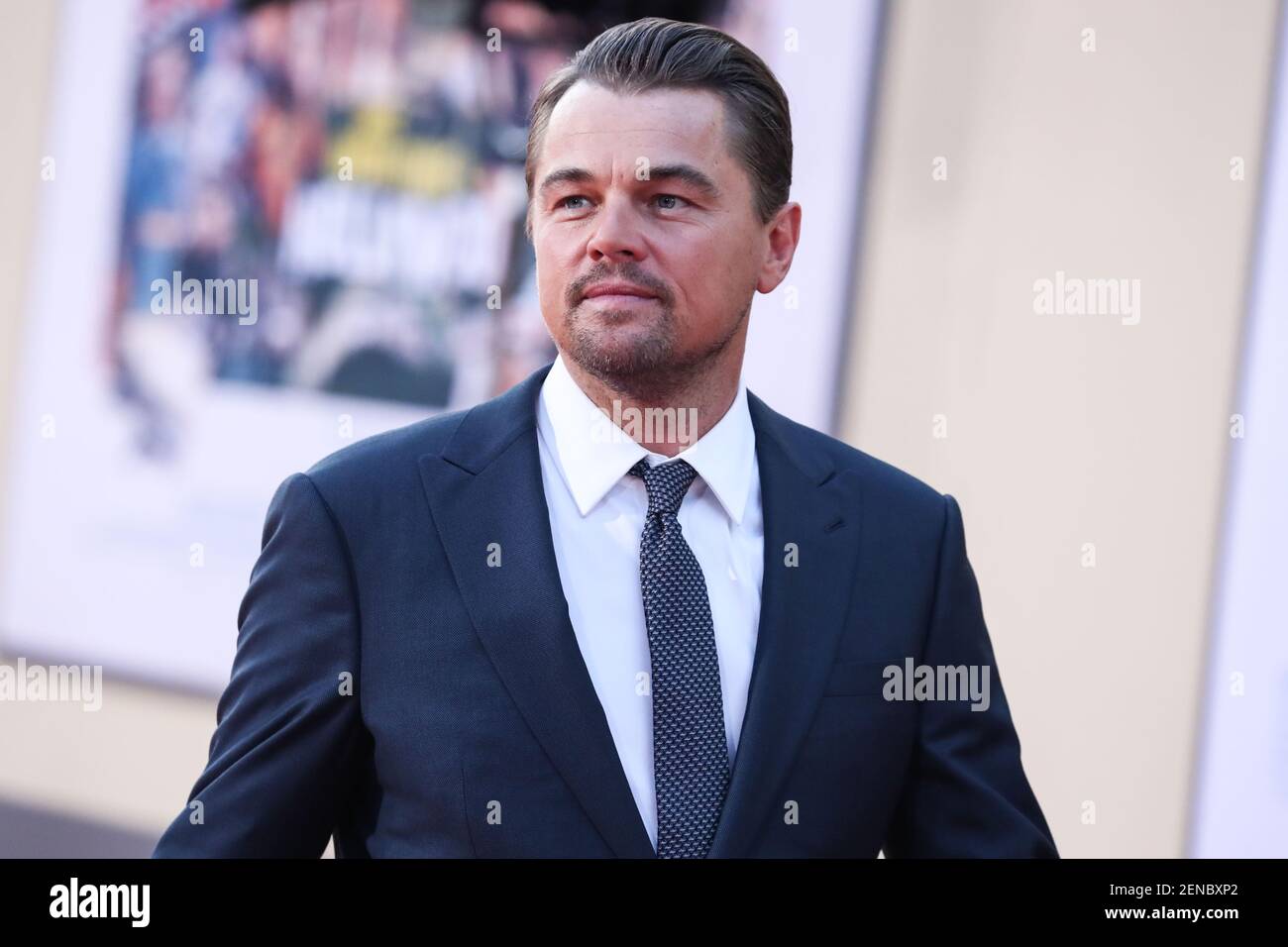 HOLLYWOOD, LOS ANGELES, CALIFORNIA, USA - 22 LUGLIO: L'attore Leonardo  DiCaprio che indossa Giorgio Armani con occhiali da sole Oliver Peoples e  gemelli David Yurman arriva alla prima mondiale di Sony Pictures 