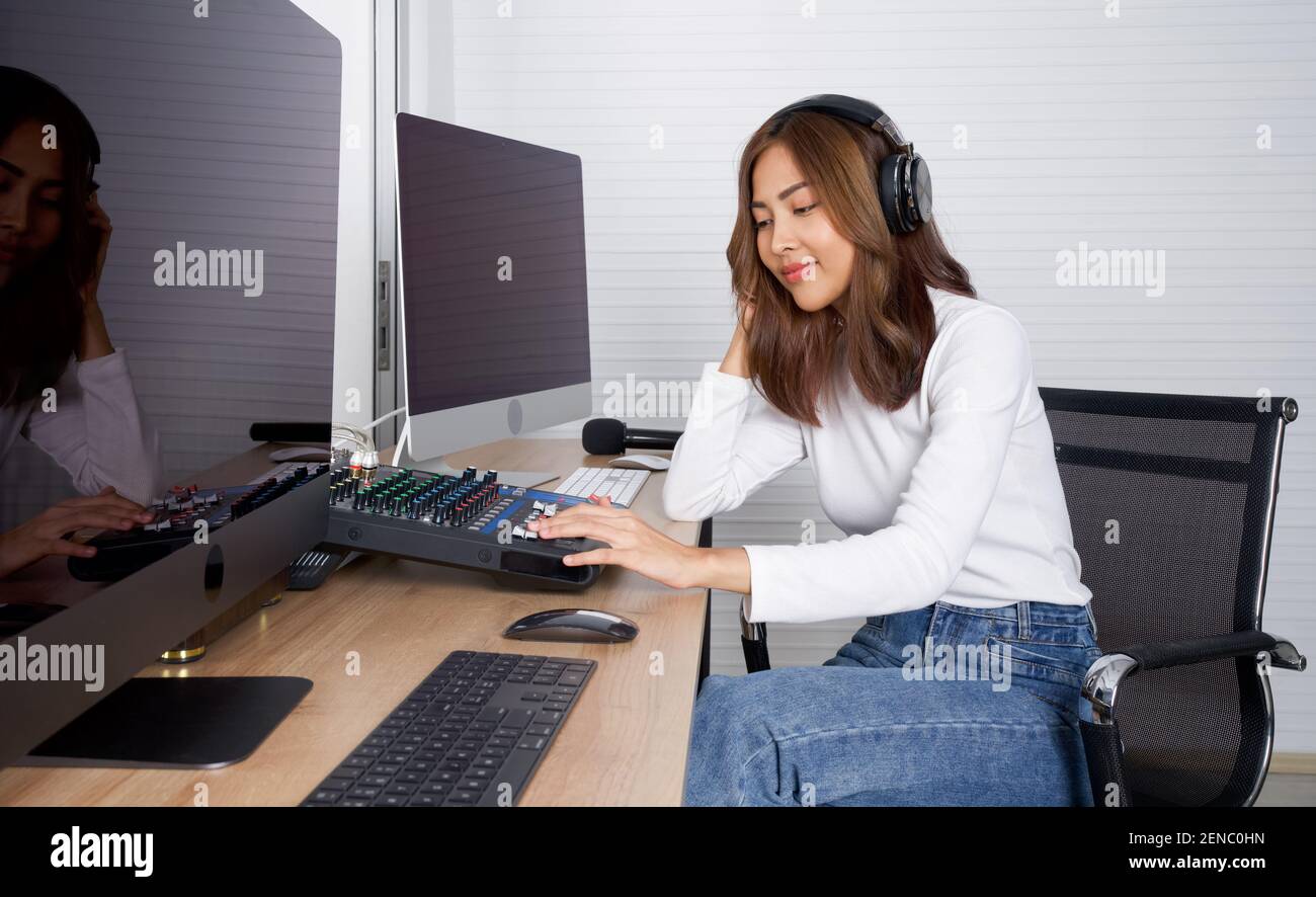 Il tecnico del suono verifica la correttezza del registratore audio prima di iniziare il lavoro. Atmosfera che produce musica in uno studio di registrazione professionale. Foto Stock