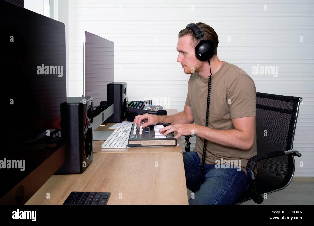 Il tecnico del suono verifica la correttezza del registratore audio prima di iniziare il lavoro. Atmosfera che produce musica in uno studio di registrazione professionale. Foto Stock