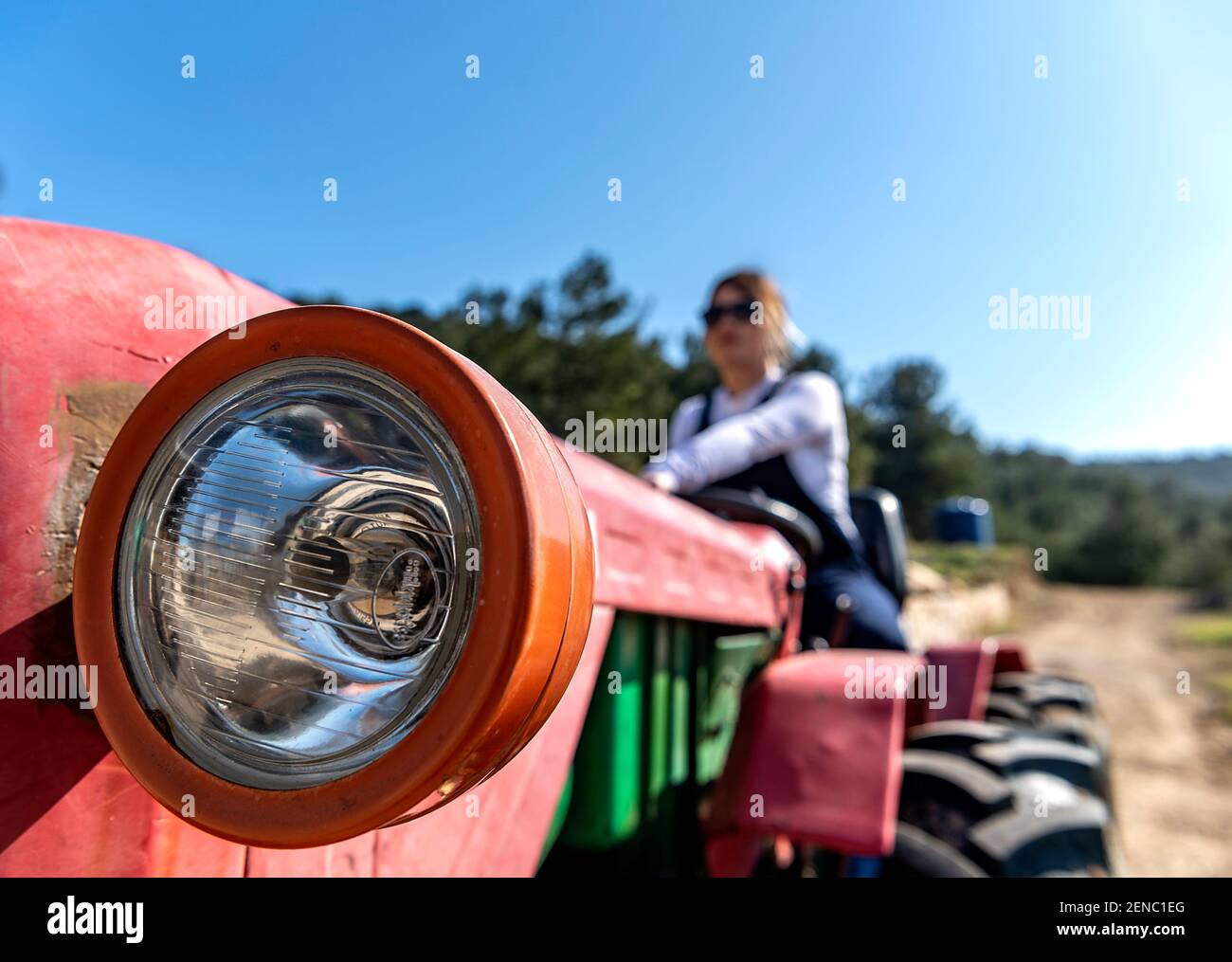 02,24,2021,Foca,Izmir,Turchia,donna che guida trattore in azienda Foto Stock