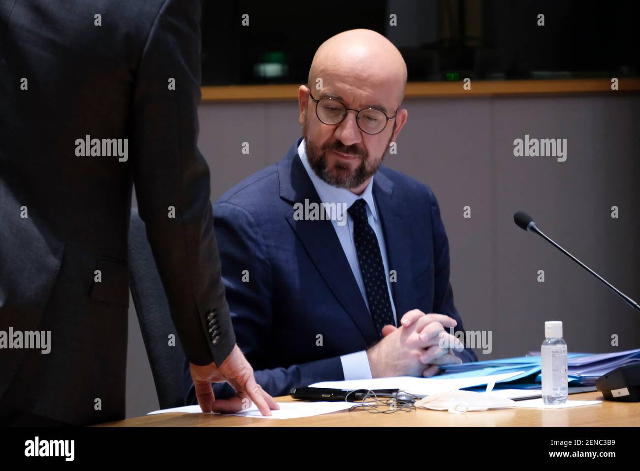 Bruxelles, Belgio. 26 Feb 2021. Il presidente del Consiglio europeo Charles Michel partecipa a una conferenza video sulla sicurezza e la difesa e sul vicinato meridionale dell'UE con i leader europei a Bruxelles (Belgio), il 26 febbraio 2021. Credit: ALEXANDROS MICHAILIDIS/Alamy Live News Foto Stock