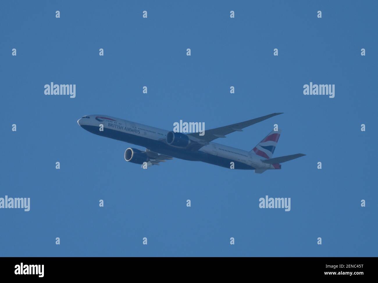 Wimbledon, Londra, Regno Unito. 26 febbraio 2021. La mattina presto British Airways Boeing 777 da Atlanta inizia il suo approccio all'aeroporto di Londra Heathrow in cielo azzurro. Credit: Malcolm Park/Alamy Live News Foto Stock