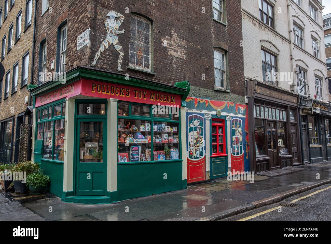 Pollock’s Toy Shop and Museum a Bloomsbury, Londra, che ha lanciato un crowdfunder per salvare l’azienda dalla chiusura permanente, Londra, Regno Unito Foto Stock