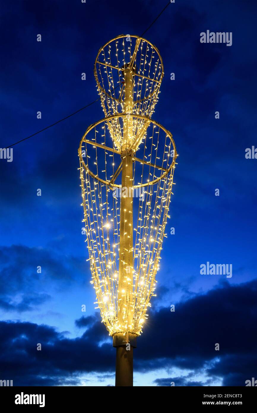 Luci di Natale contro il cielo Foto Stock