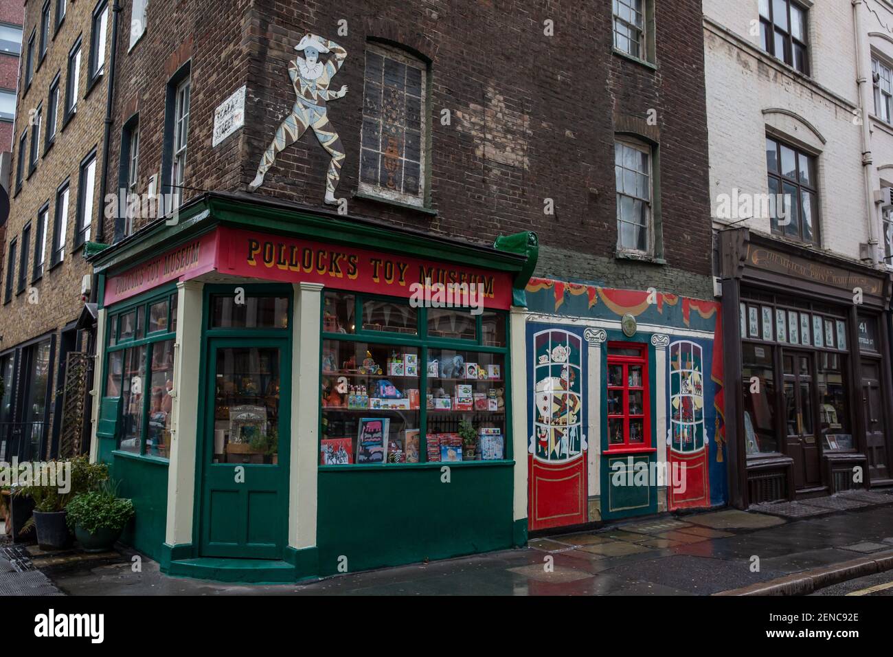 Pollock’s Toy Shop and Museum a Bloomsbury, Londra, che ha lanciato un crowdfunder per salvare l’azienda dalla chiusura permanente, Londra, Regno Unito Foto Stock