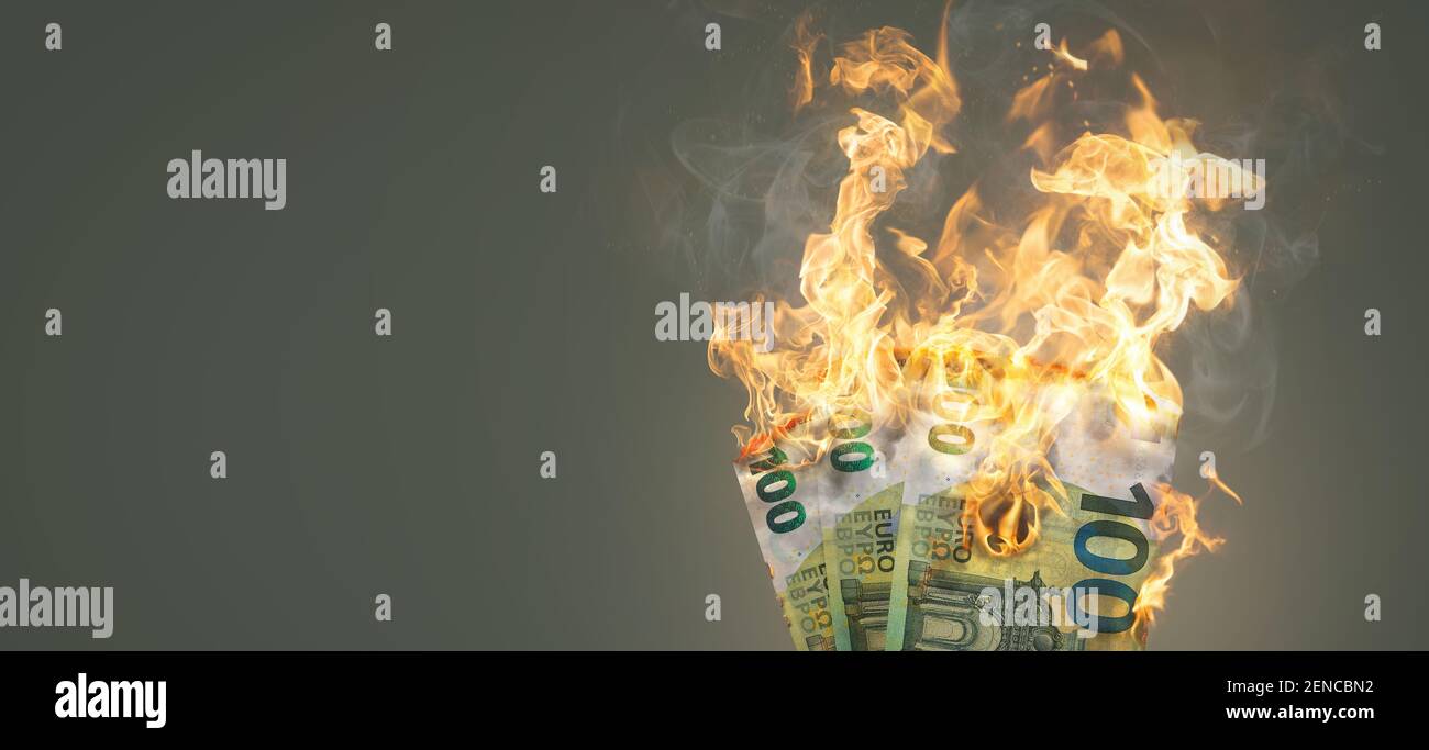 Denaro in fiamme - banconote da 100 euro in fiamme Foto Stock