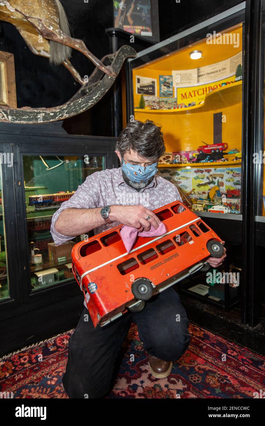 Pollock’s Toy Shop and Museum a Bloomsbury, Londra, che ha lanciato un crowdfunder per salvare l’azienda dalla chiusura permanente, Londra, Regno Unito Foto Stock Pollock’s Toy Shop and Museum a Bloomsbury, Londra, che ha lanciato un crowdfunder per salvare l’azienda dalla chiusura permanente, Londra, Regno Unito Foto Stock